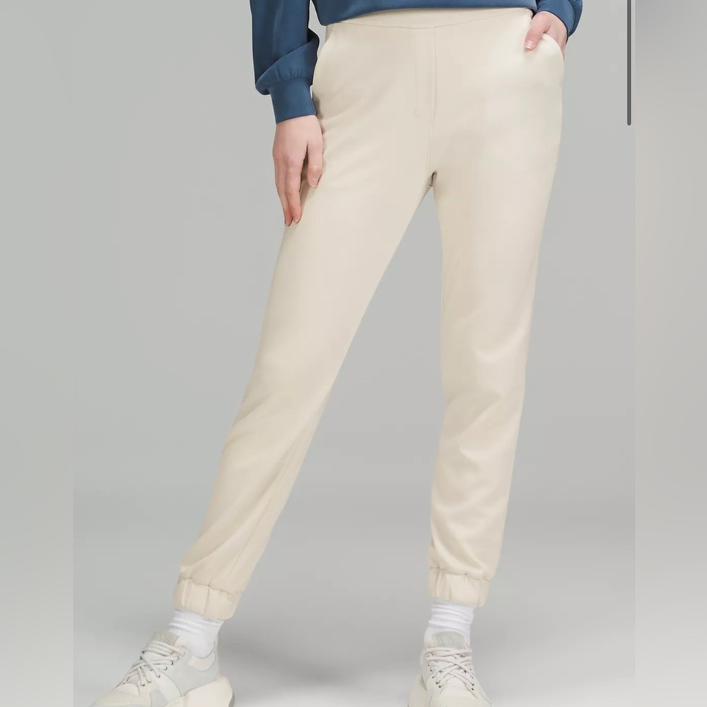 Lululemon Softstreme Relaxed HR Pant size 8